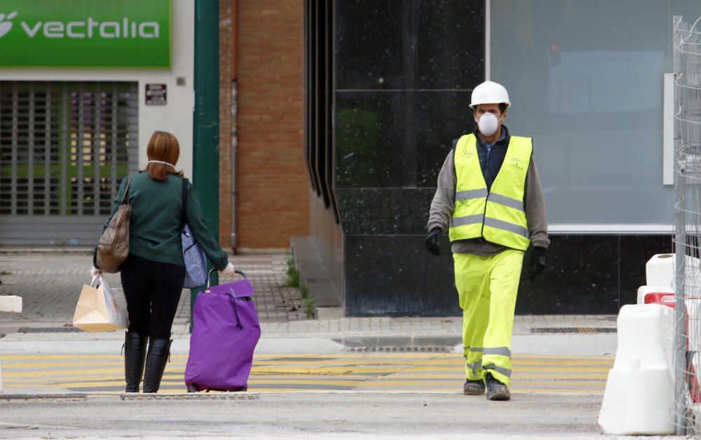 sectores como el de la construcción retomaban la actividad después de la Semana Santa en una jornada que comenzaba con el reparto de mascarillas en distintos puntos de Málaga capital.