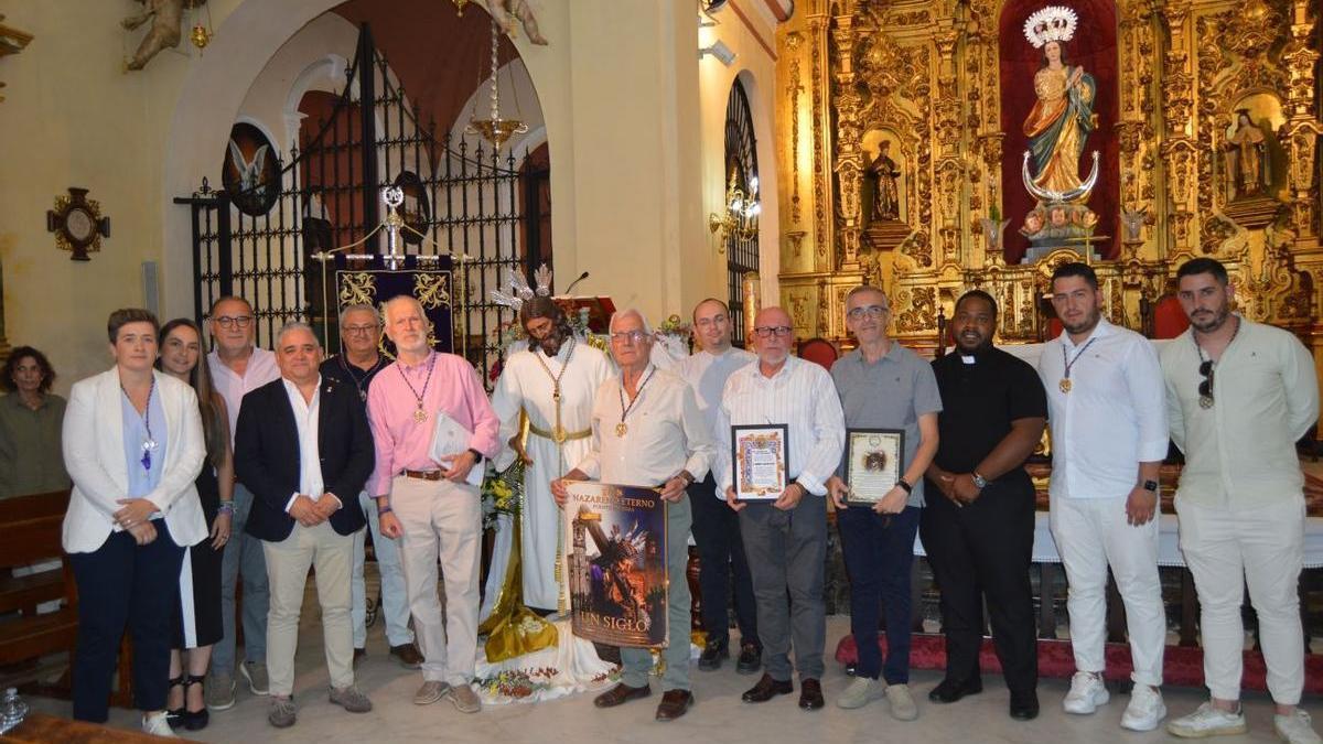 Autoridades y miembros de la hermandad del Nazareno de Fuente Palmera, tras el pregón.