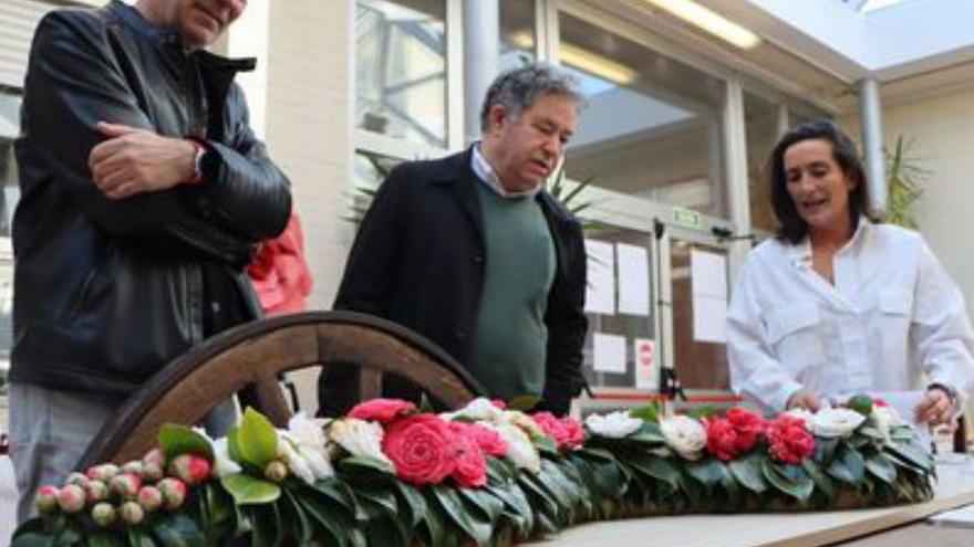 El alcalde visita la XXII Exposición da Camelia del CEP Campolongo