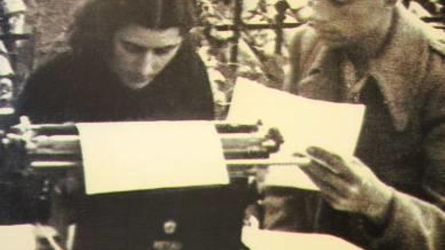 Miguel Hernández junto a su esposa Josefina Manresa, escribiendo ambos una carta.