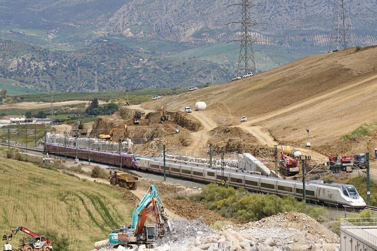 Primer Ave a su paso por Álora, donde el servicio estuvo interrumpido por el temporal donde sepultó las vías del tren dejando durante cuatro meses sin servicio de ferrocarril entre Málaga y Madrid
