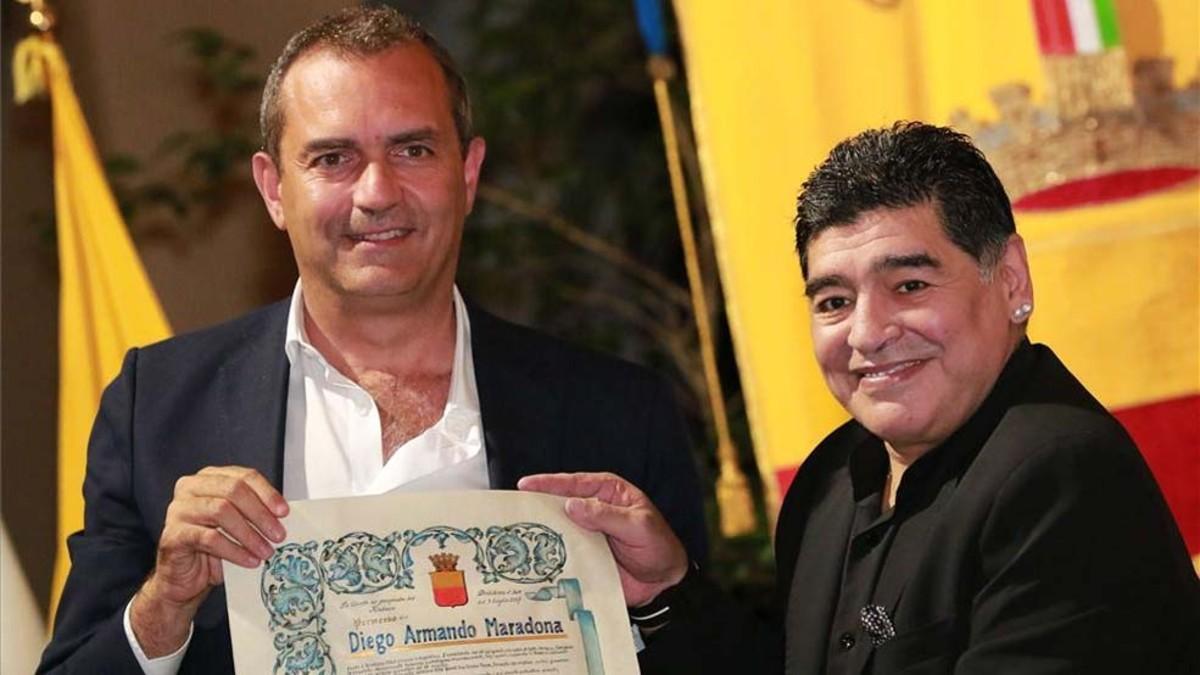 Maradona, firmó la ciucadanía honorífica de Nápoles junto al alcalde de la ciudad, Luigi De Magistris