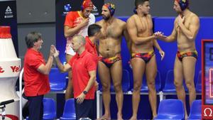 El seleccionador español David Martin saluda a uno de sus ayudantes.