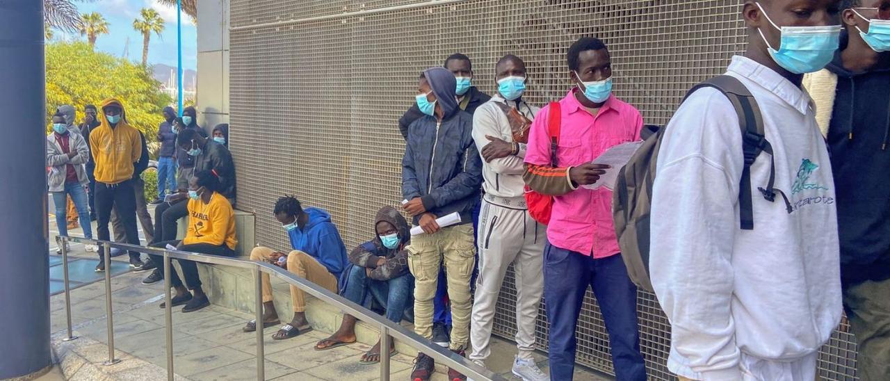 Cola de migrantes africanos para regularizar su situación en España o solicitar asilo en la Jefatura Superior de Policía. | | EFE