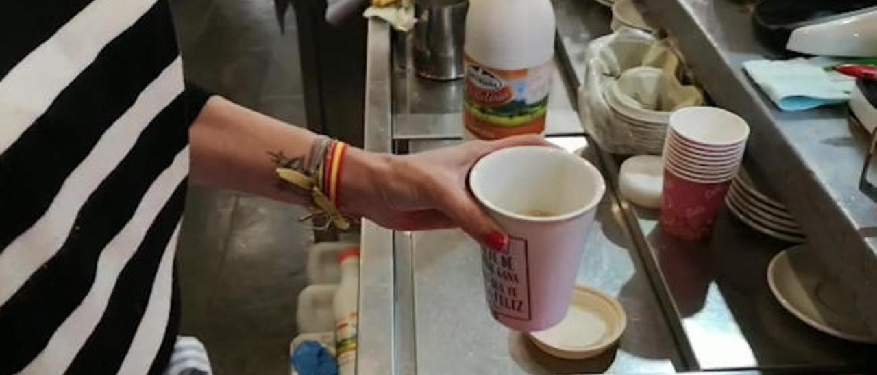 Una hostelera avilesina ofrece descuentos en el café a los clientes que lleven su vaso