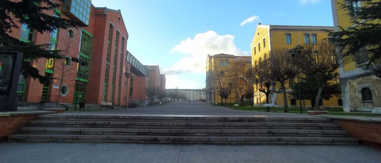 Vista general del campus del Milán. A la derecha, el edificio departamental, que antes albergó el seminario y el cuartel del Ejército. A la izquierda, los inmuebles añadidos al complejo al convertirse en campus, en la década de 1990. | Franco Torre