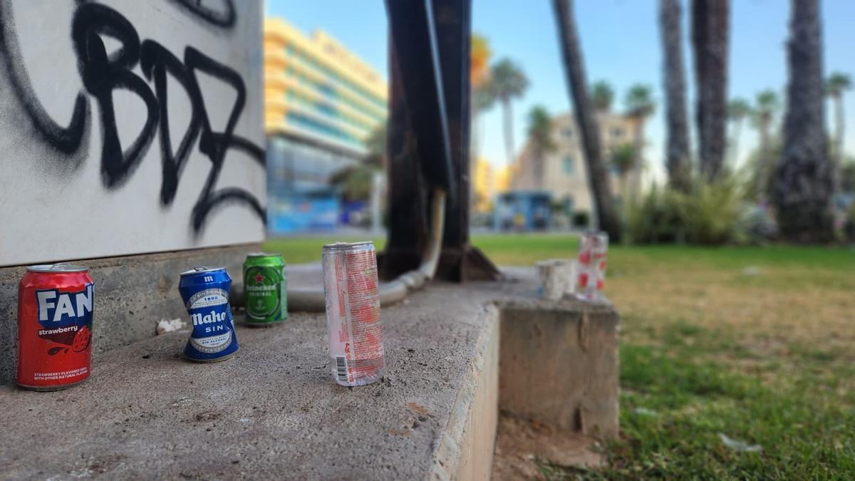 Restos de suciedad y residuos en el entorno de la Puerta del Mar tras las Hogueras y los fuegos