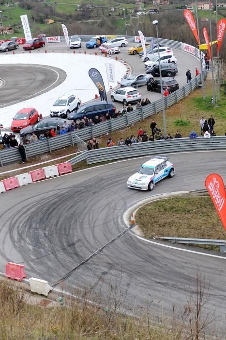 Exhibición automovilística en Langreo