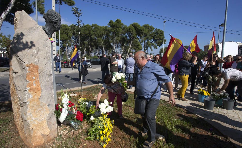 Homenaje a los difuntos en el cementerio de Castelló