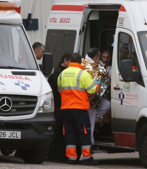 Rescatados 12 tripulantes de un pesquero hundido al norte de Luarca