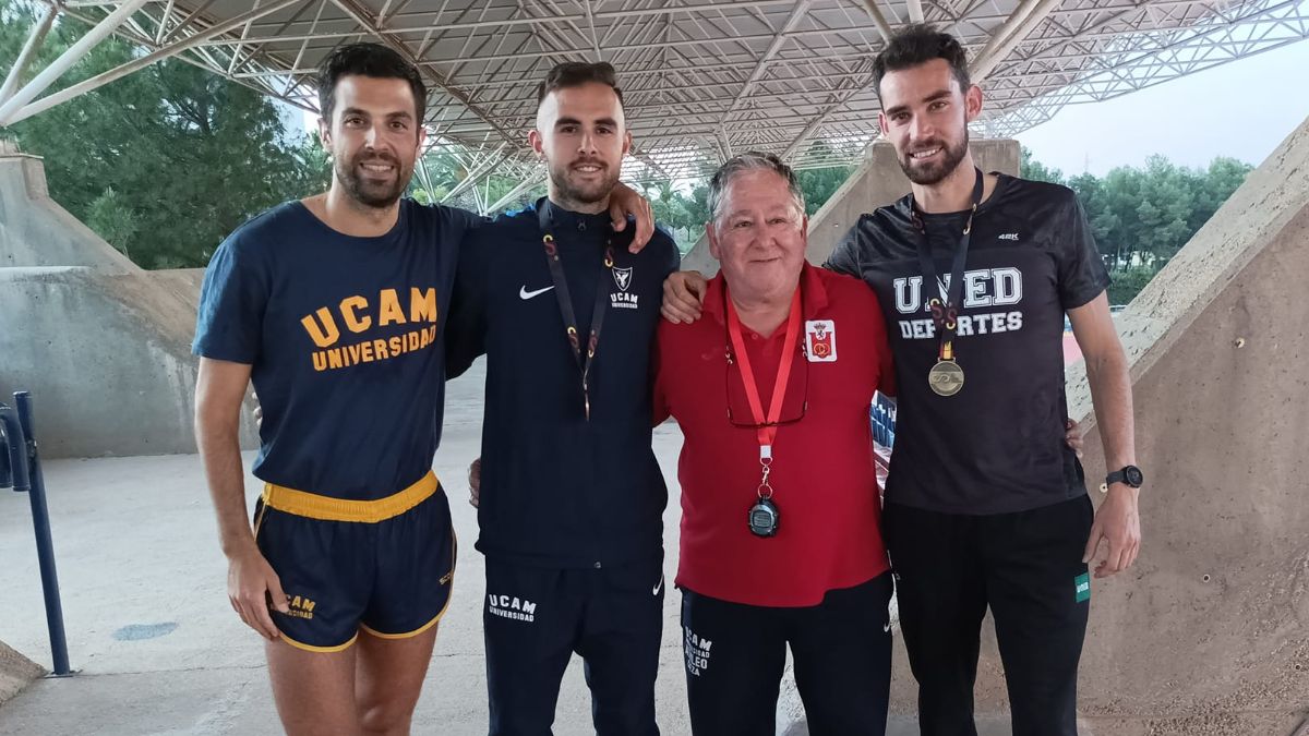 Carrillo, con Miguel Ángel López, 'Manu' Bermúdez y Álvaro Martín.