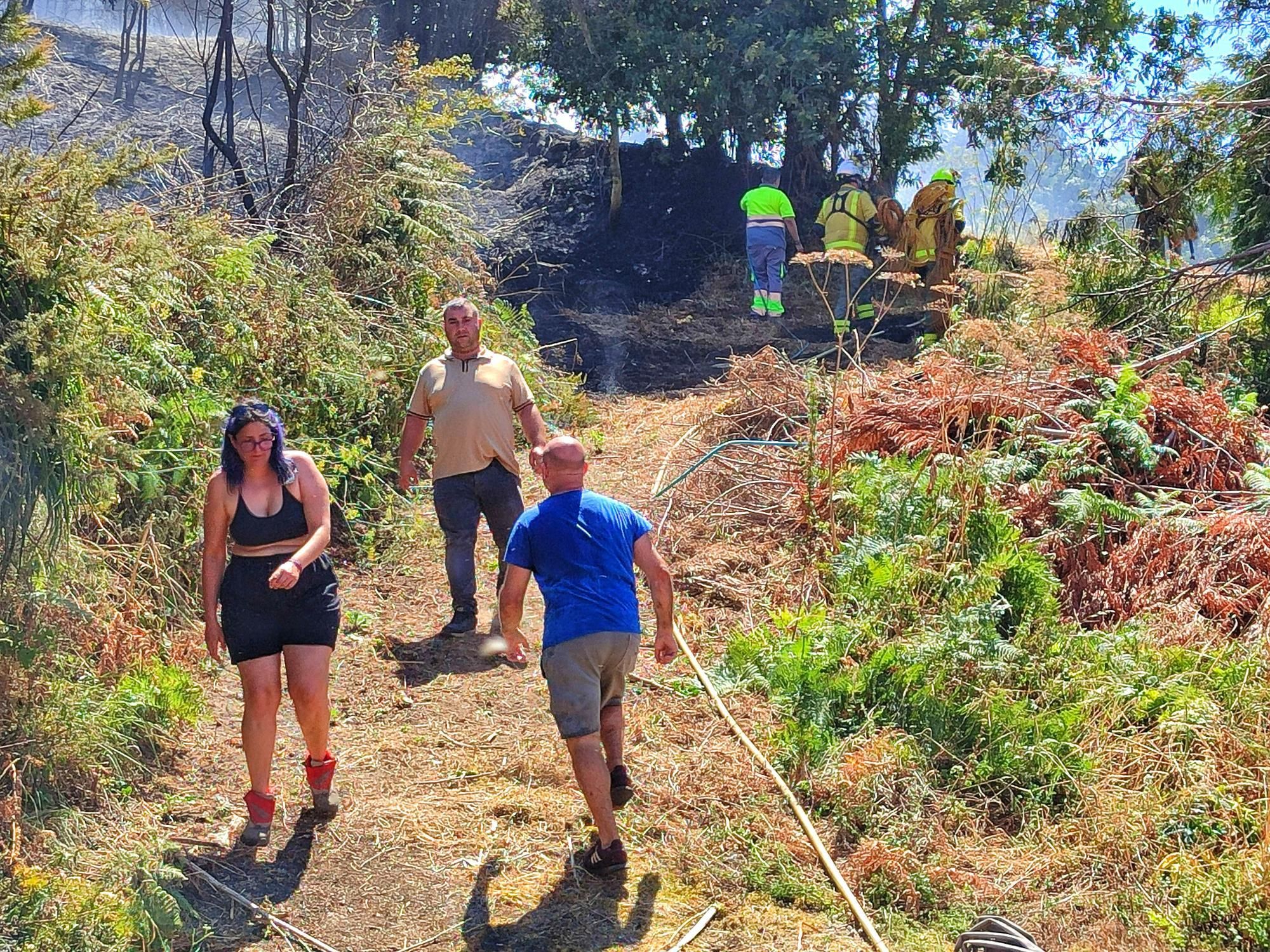 Vecinos se sumaron a las labores de extinción del incendio de A Barraca, en Bueu