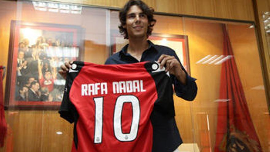 Rafa Nadal, posando con la camiseta del Mallorca en una foto de archivo.