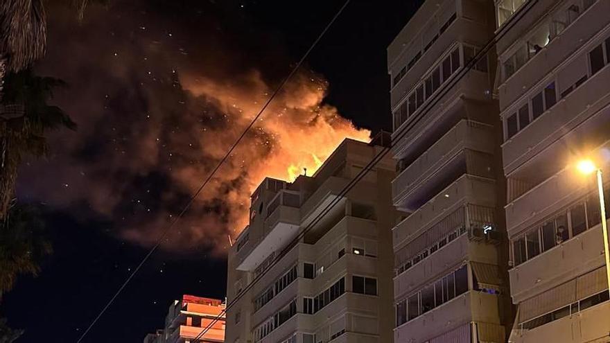 Gran revuelo en los alrededores por el incendio en un ático en Alicante