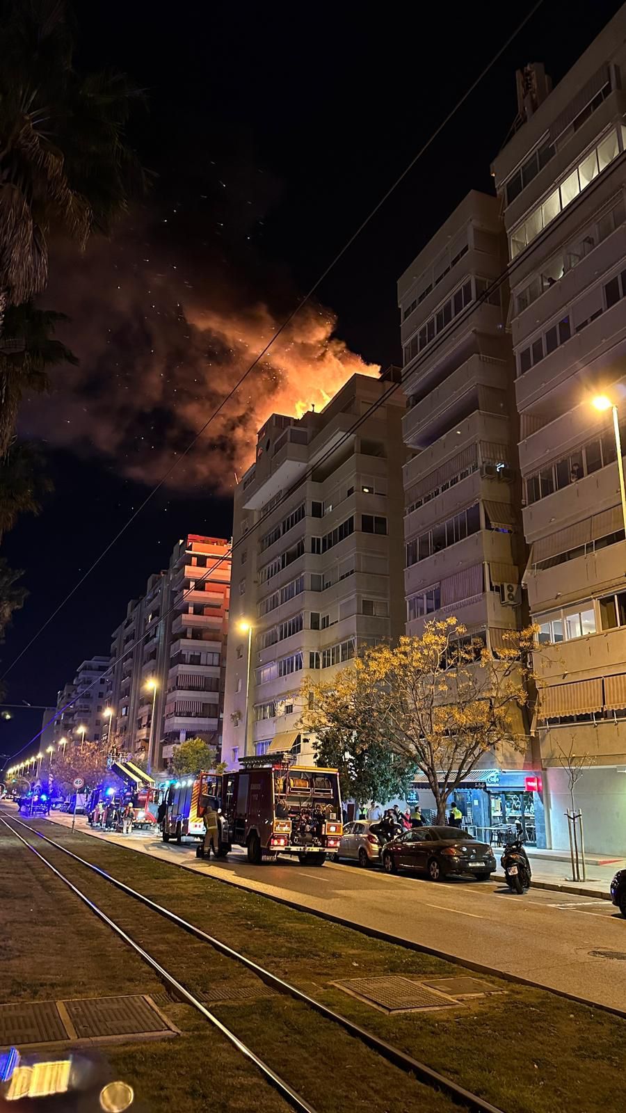 Aparatoso incendio en un piso de Playa de San Juan en Alicante