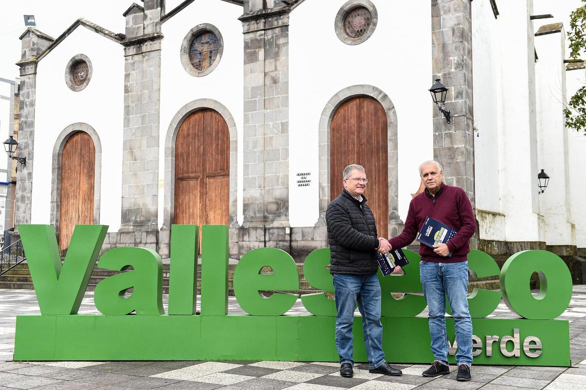 José Luis Rodríguez y Germán Morales estrechan sus manos.