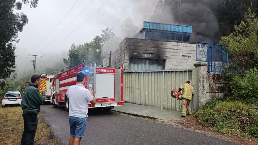 Investigan el incendio que se originó en el interior de una nave en Meis