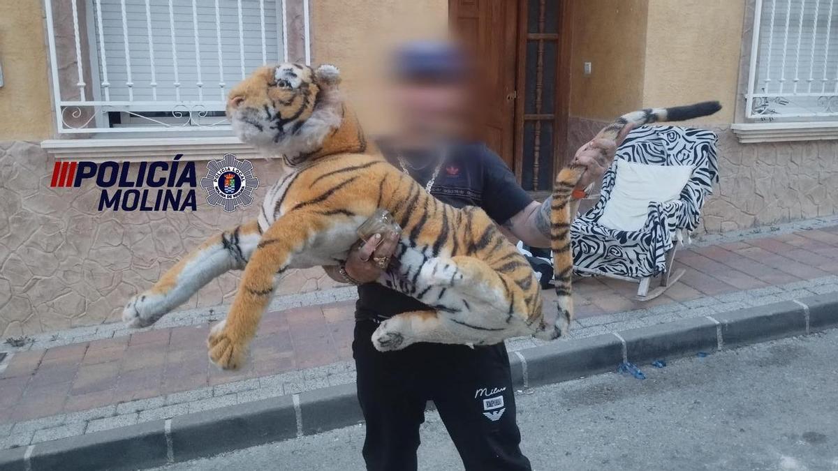 Pánico en un municipio de Murcia: vecinos llaman a la Policía al creer que había un tigre en los tejados.