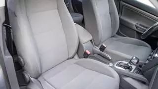 Este es el truco casero más eficaz para limpiar los asientos del coche: di adiós a las manchas en la tapicería