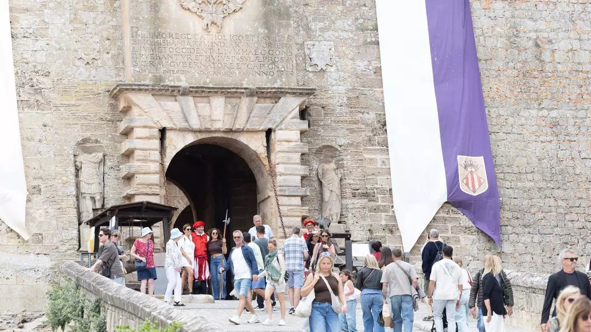 La lluvia empaña la Ibiza Medieval: hidromiel, pinchos morunos y desodorante natural pasados por agua