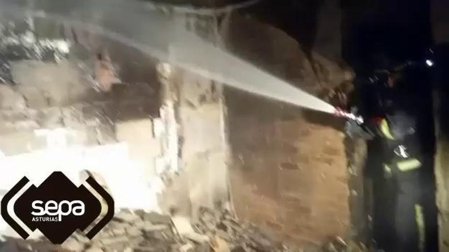 Incendio en una casa del barrio de Sabugo (Avilés)