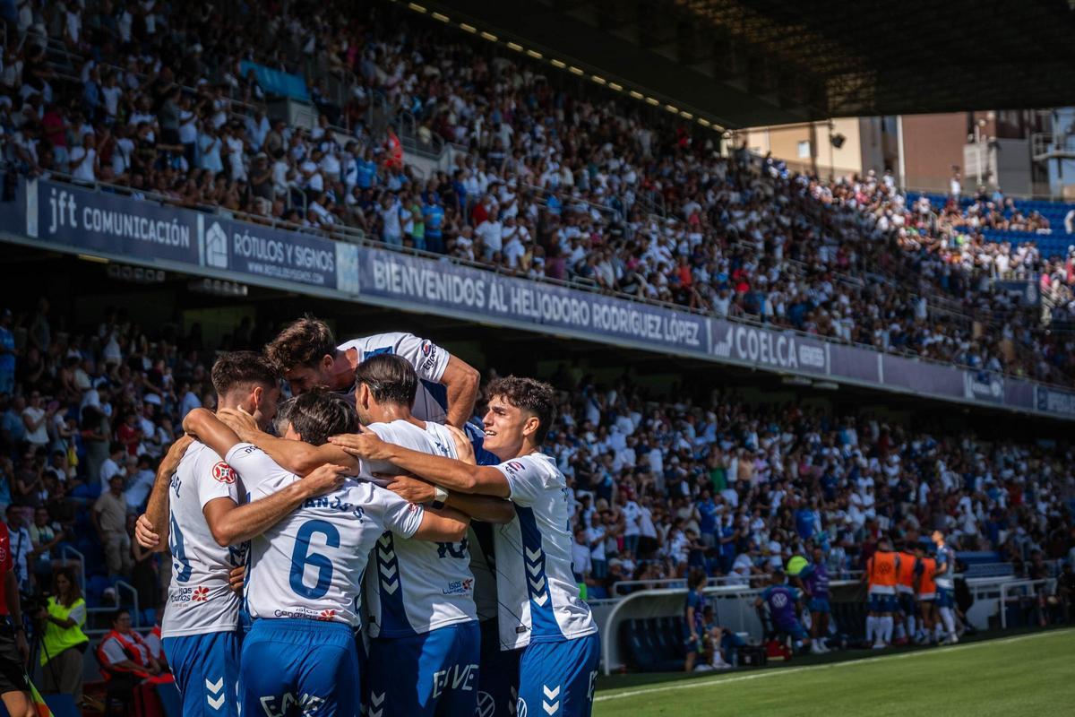 Celebración en el primer partido de la temporada jugado en el Heliodoro un domingo, ante el Ourense.