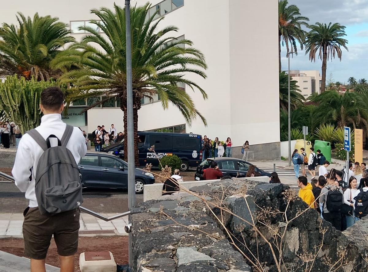 Alumnos desalojados, este jueves, del campus de Tafira tras una llamada por un aviso de bomba