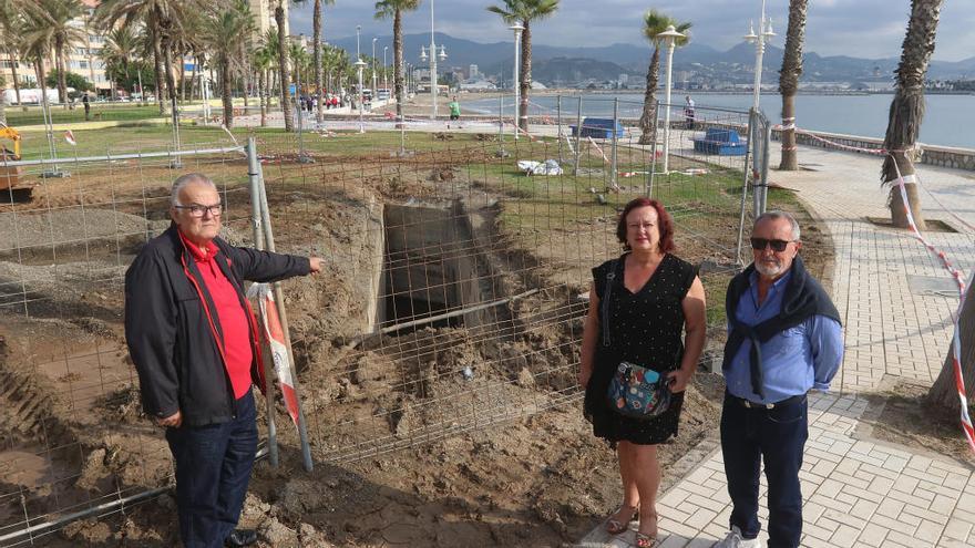 Andrés Jiménez, izquierda, con Mari Carmen Crespillo y Enrique Valencia, ayer en el paseo marítimo de Huelin delante del aliviadero atascado.