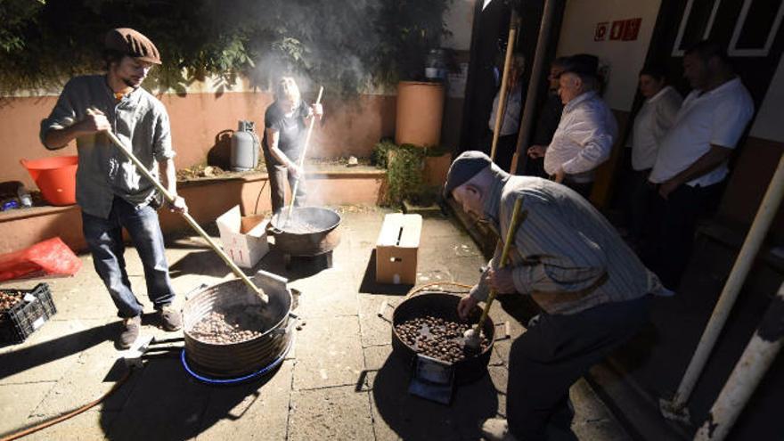 Asadero de castañas en la finca de Osorio en Teror, anoche.