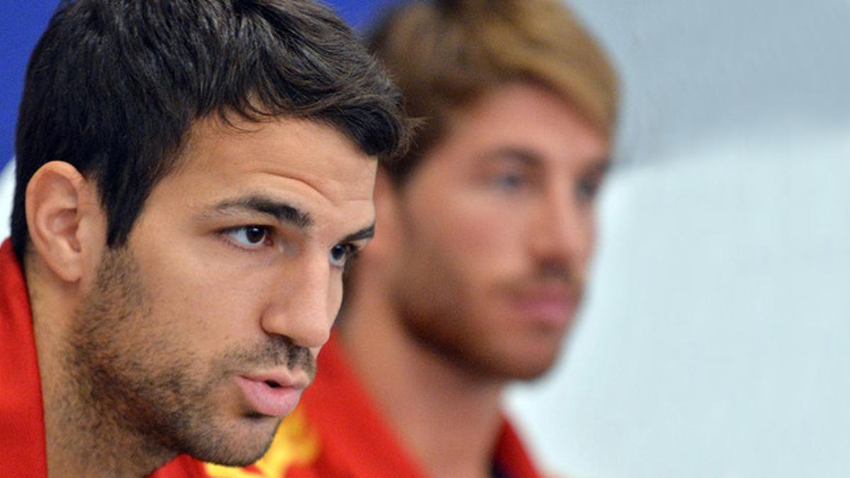 Cesc Fàbregas y Sergio Ramos, en una rueda de prensa previa a un partido con la selección