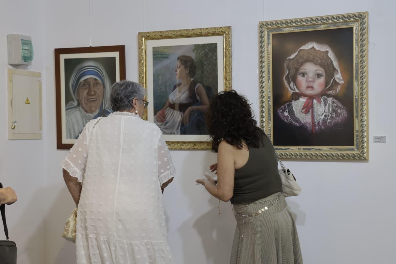 El Club INFORMACIÓN inaugura una exposición con obras de más de 50 artistas pertenecientes a la Asociación Espejo de Alicante