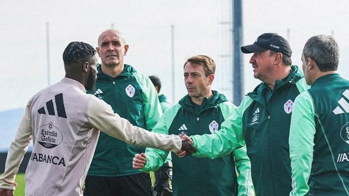 El cuerpo técnico del Celta felicita a Bamba por la consecusión de la Copa África