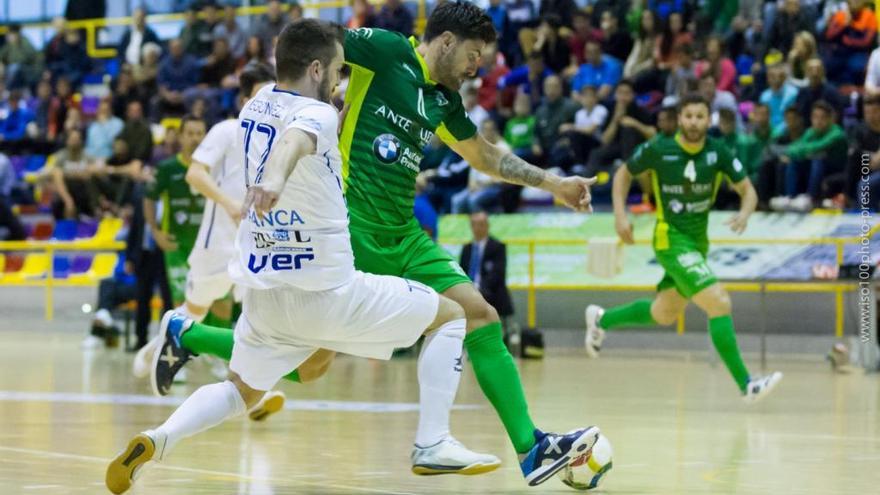 Un lance del partido de ayer en Antequera.