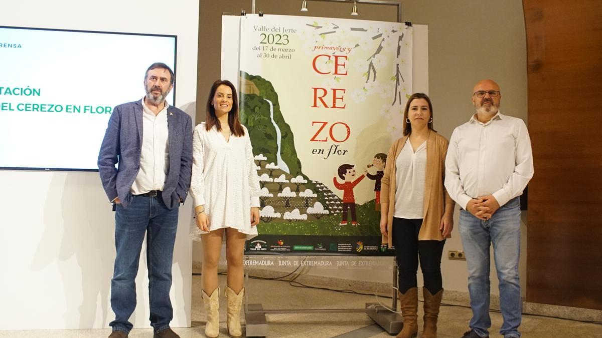 El presidente de la Mancomunidad de Municipios del Valle del Jerte, José Ramón Herrero; la consejera de Cultura y Turismo, Nuria Flores; la alcaldesa de Navaconcejo, Cristina Isabel Alonso Real, y el alcalde de Barrado, Jaime Díaz Breña