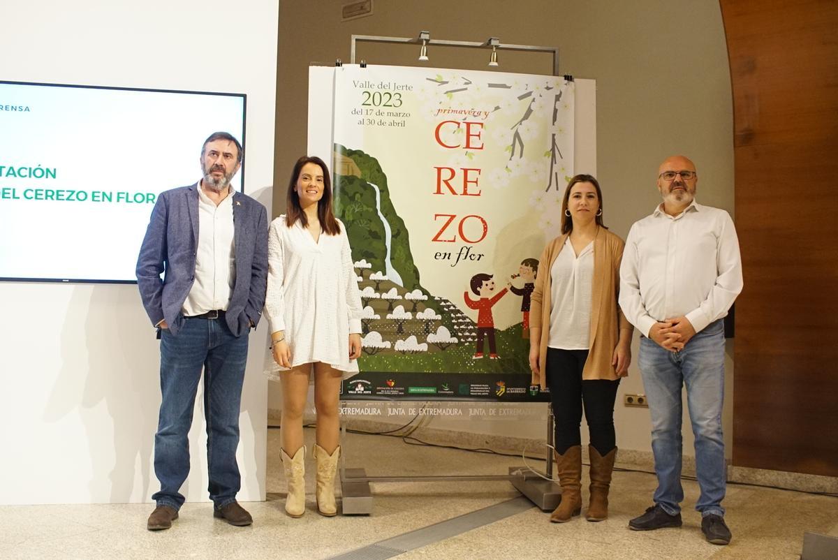 El presidente de la Mancomunidad de Municipios del Valle del Jerte, José Ramón Herrero; la consejera de Cultura y Turismo, Nuria Flores; la alcaldesa de Navaconcejo, Cristina Isabel Alonso Real, y el alcalde de Barrado, Jaime Díaz Breña