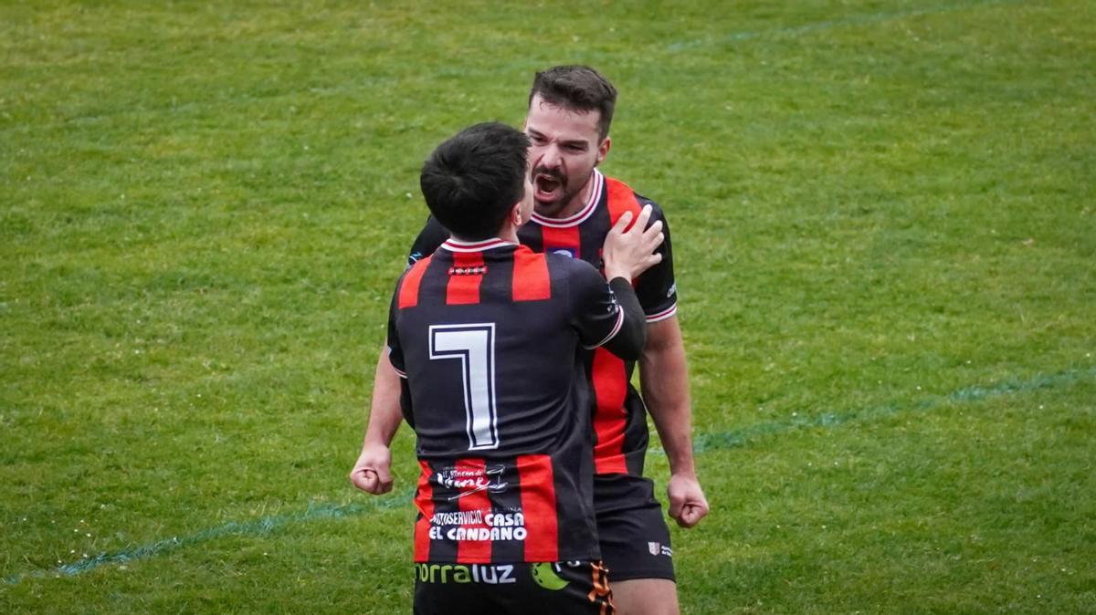 Los de La Espina celebrando el gol de la victoria.