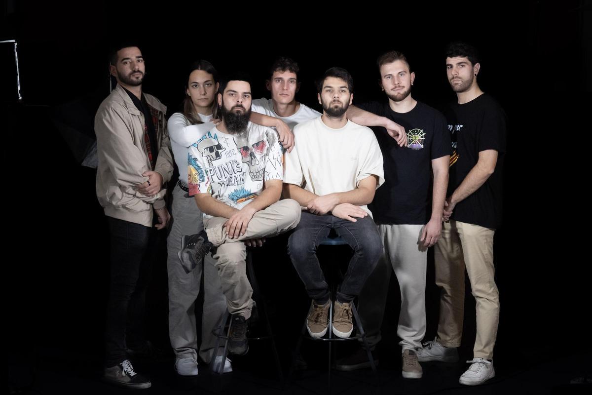 Extensores automáticos durante una sesión de fotos en la sede de INFORMACIÓN