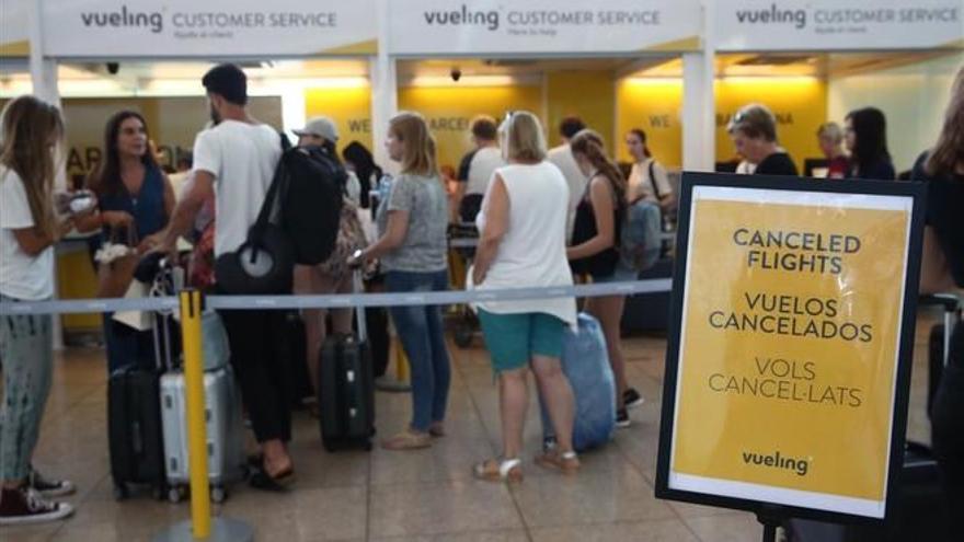 Vueling cancela 92 vuelos por la huelga de Iberia en el aeropuerto de Barcelona