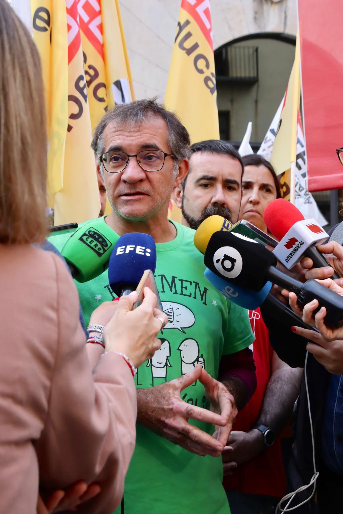 Los sindicatos de profesores apuntan directamente a Pérez Llorca: "Queremos negociar" Los sindicatos de profesores apuntan directamente a Pérez Llorca: "Queremos negociar"
