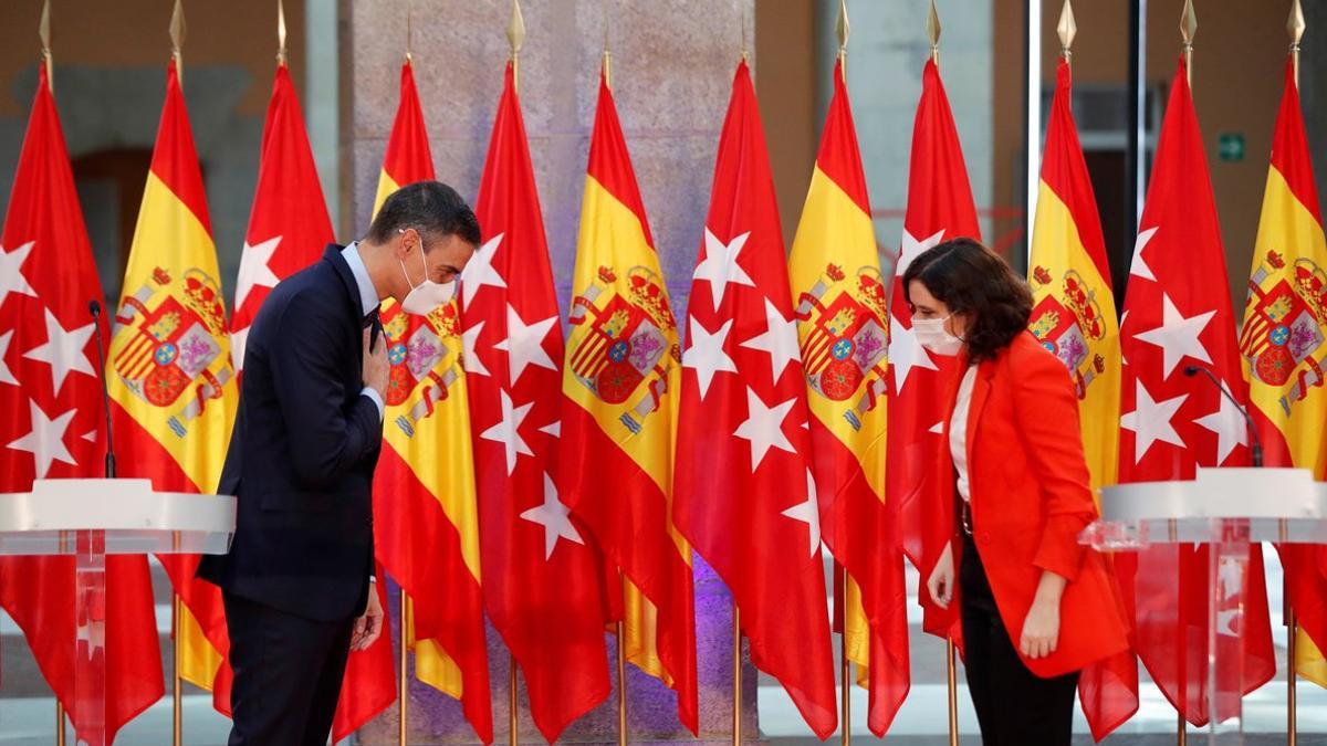 Pedro Sánchez y la presidenta madrileña, Isabel Díaz Ayuso, se saludan tras su comparecencia conjunta en la Real Casa de Correos de Madrid, sede del Ejecutivo autonómico, el pasado 21 de septiembre.