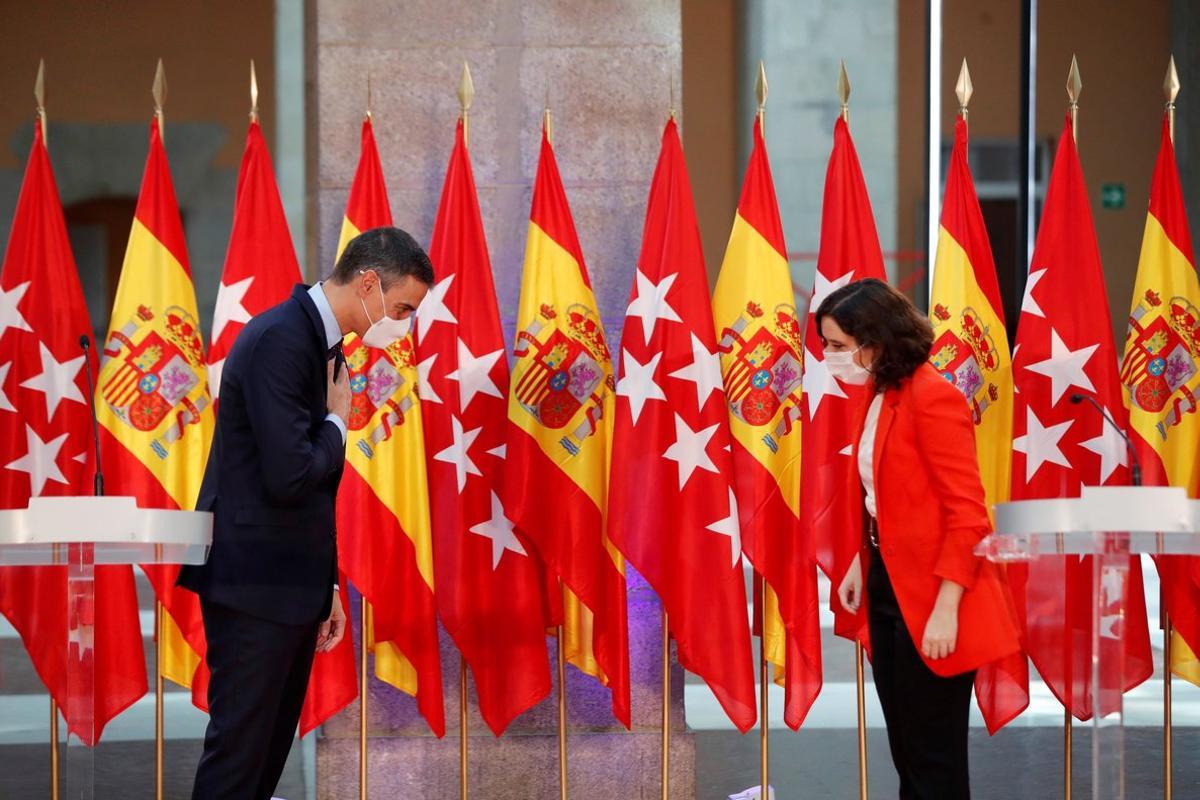 Pedro Sánchez y la presidenta madrileña, Isabel Díaz Ayuso, se saludan tras su comparecencia conjunta en la Real Casa de Correos de Madrid, sede del Ejecutivo autonómico, el pasado 21 de septiembre. 