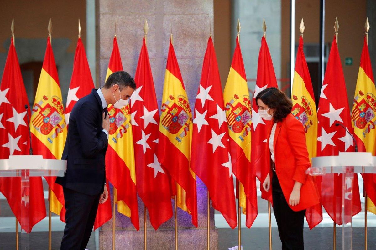 -FOTODELDÍA- GRAF8489. MADRID, 21/09/2020.- La presidenta de la Comunidad de Madrid, Isabel Díaz Ayuso, y el presidente del Gobierno, Pedro Sánchez, se saludan durante su comparecencia conjunta tras la reunión que ambos han mantenido y en la que han acordado la creación de un Grupo COVID-19 integrado por ambas administraciones que se reunirá semanalmente con el objetivo de coordinar y planificar las respuestas contra la pandemia. EFE/Emilio Naranjo