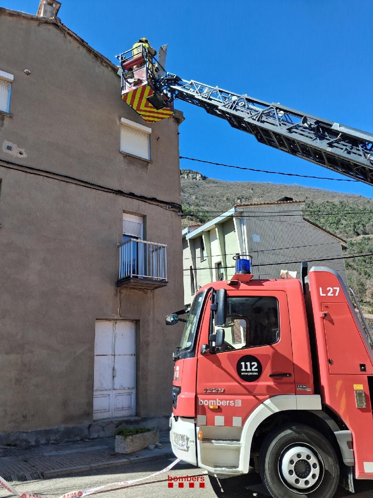 Els Bombers fent un servei avui a Cercs, pel vent