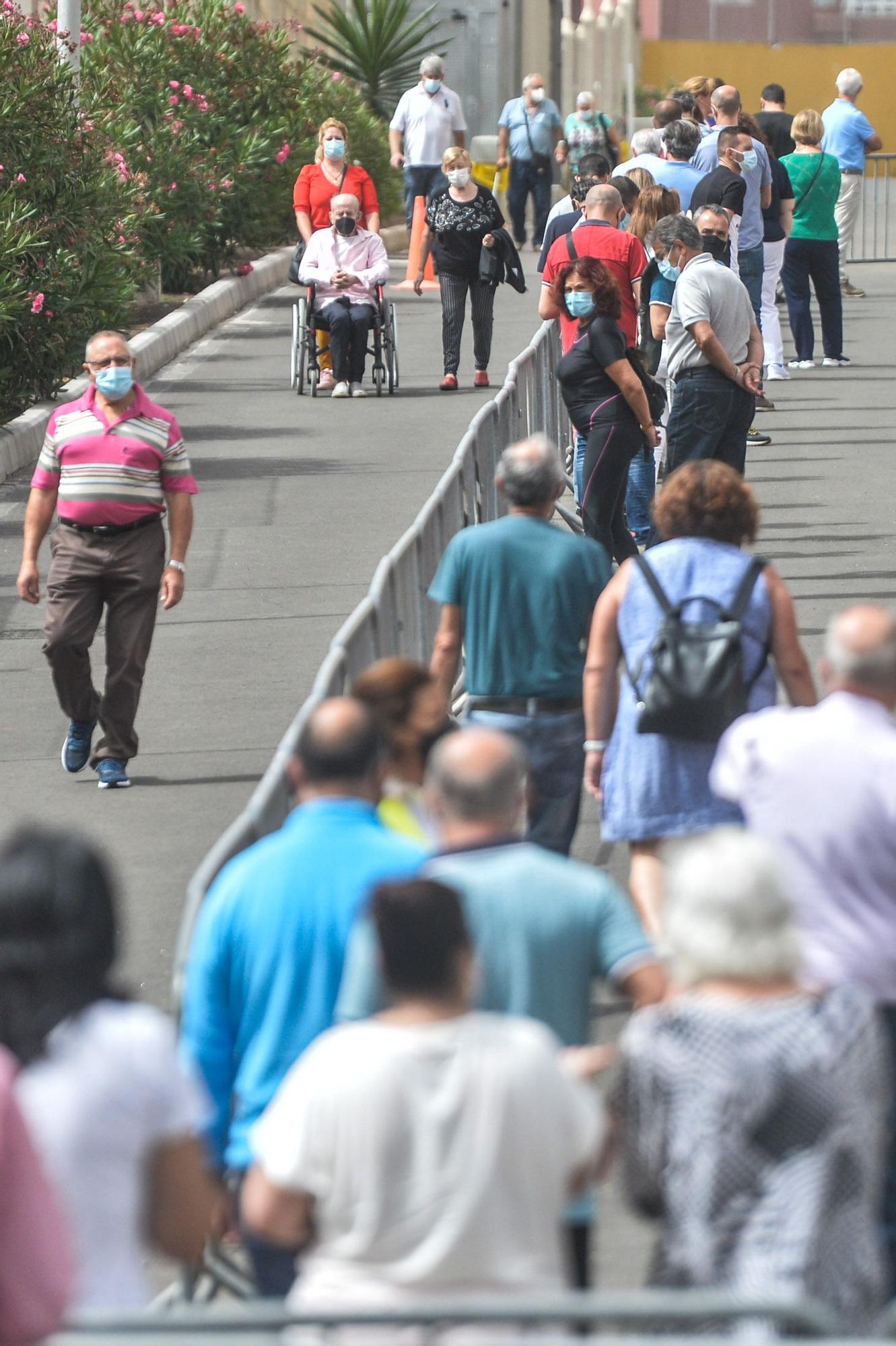 Largas colas para vacunarse contra la COVID-19 en Infecar y el Materno