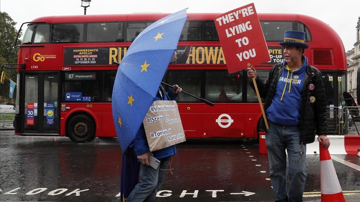 Dos personas contrarias al 'brexit' se manifestasn ayer miércoles frente al Parlamento británico en Londres.