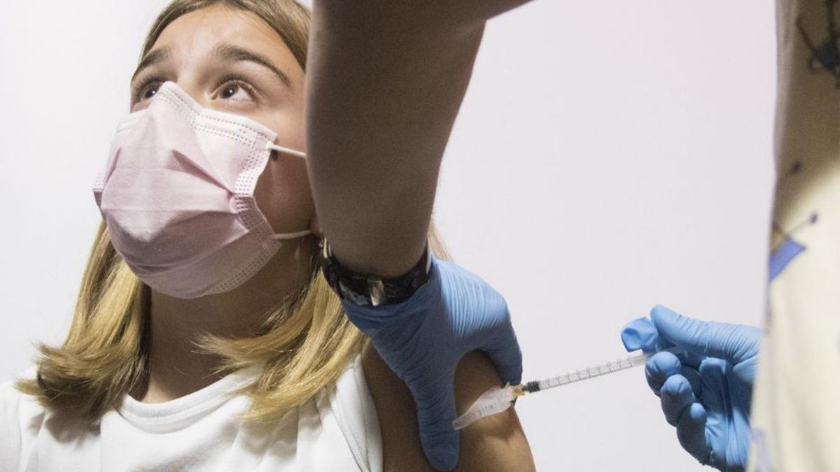 Una nena rep la vacuna contra la covi al Palau Firal | ARXIU/MIREIA ARSO