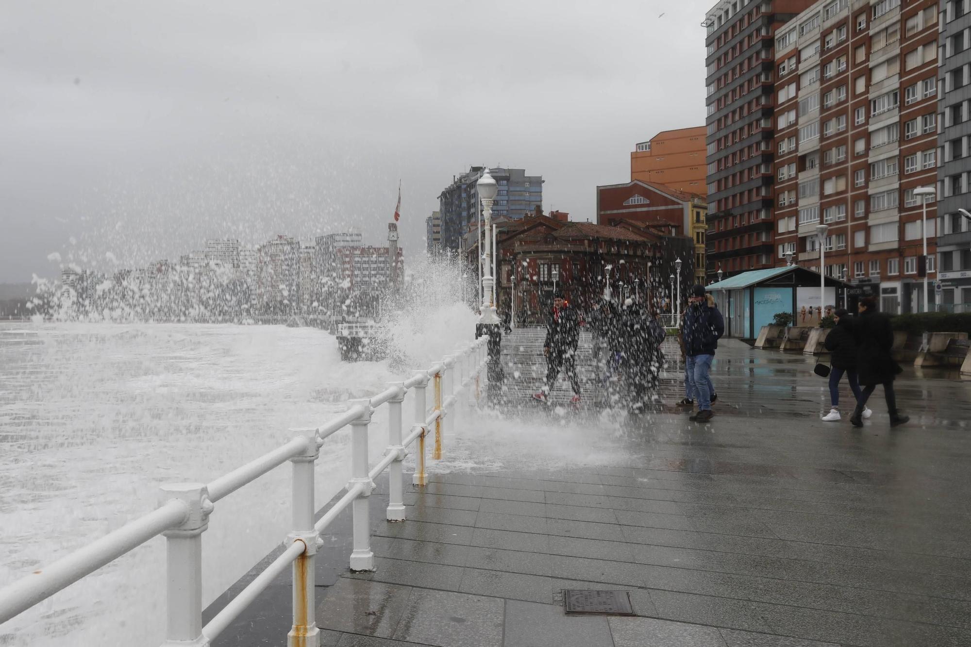 El oleaje sigue azotando la costa de Gijón (en imágenes)