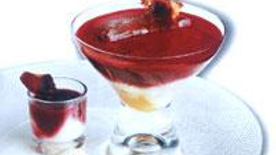 Borscht: crema de remolacha tibia y crema de patatas con huevos escalfados de codorniz y crujiente de jamón de Teruel Borscht: crema de remolacha tibia y crema de patatas con huevos escalfados de codorniz y crujiente de jamón de Teruel
