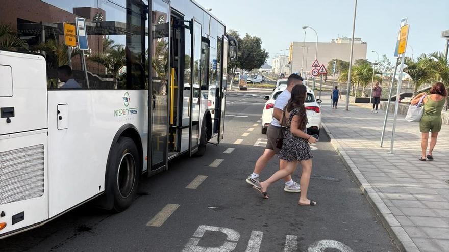 Conductores alertan de la ocupación de la parada de guaguas del Open Mall por parte de taxis de Arrecife