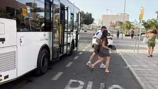 Guagüeros alertan del riesgo de que taxis y coches particulares ocupen la parada junto al Open Mall en Arrecife: "Puede haber un accidente"